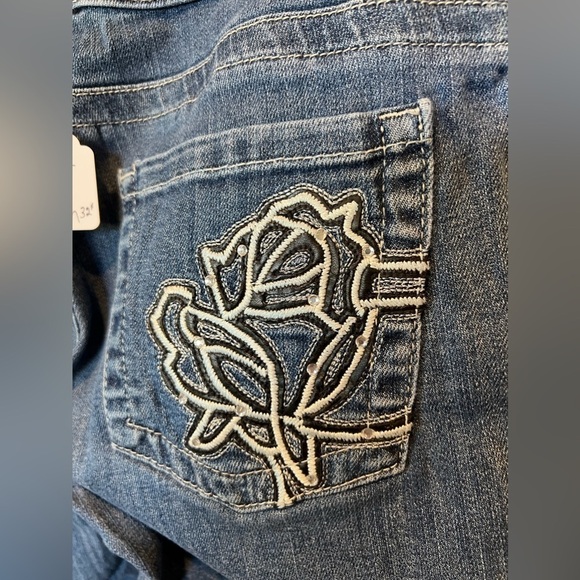 Lee Denim - B7.16 Lee Slender Secret Bootcut Jeans Sequins Embroidered
Blue Denim